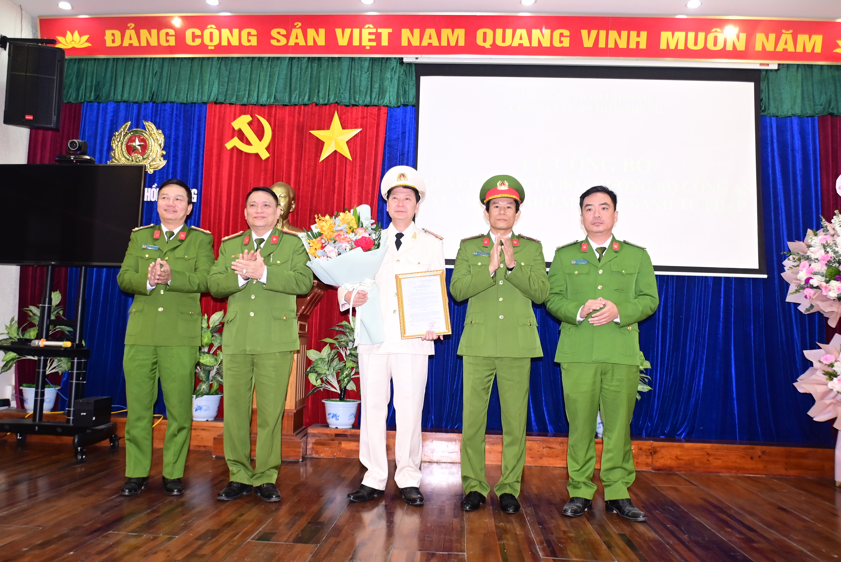Công an quận Hồng Bàng công bố Quyết định của Bộ trưởng Bộ Công an về bổ nhiệm chức danh tư pháp